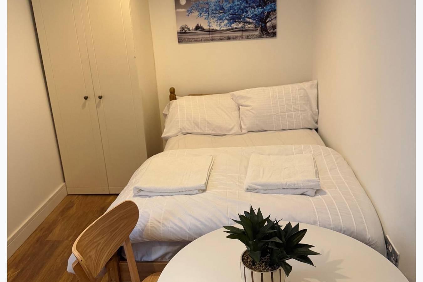 Entire holiday apartment, Cozy self contained studio flat in Ealing, London