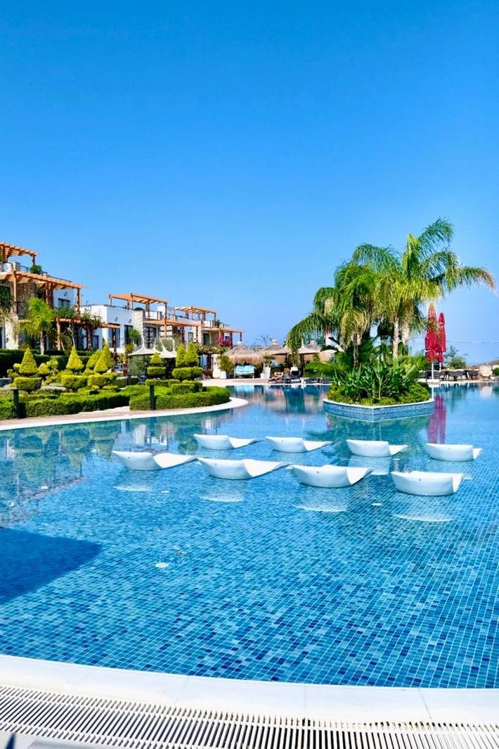 Apartment for 6 people, with ocean view and view as well as garden in Cyprus