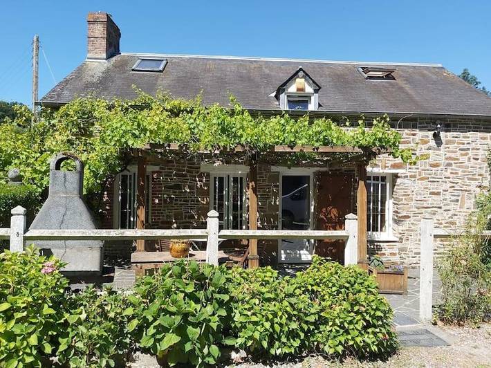 Location de vacances pour 6 personnes, avec vue ainsi que piscine et jardin à Les Isles-Bardel