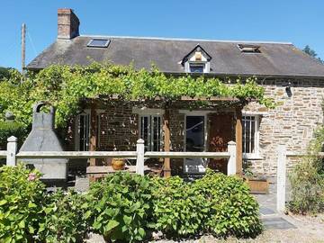 Gîte pour 6 personnes, avec piscine ainsi que jardin et vue à Les Isles-Bardel