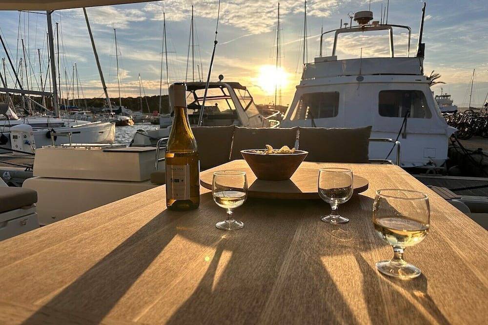 Catamarán Eden moderno de 2 a 8 pers. en el puerto in Costa mediterránea (Francia)
