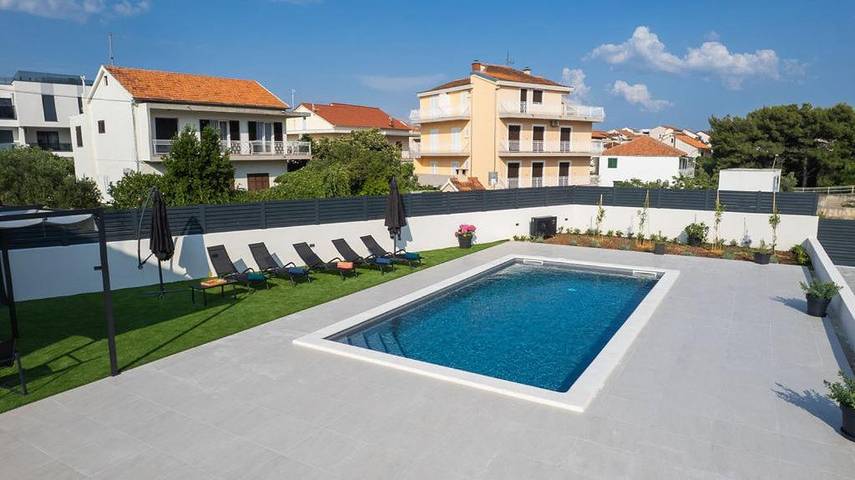 Villa pour 9 personnes, avec piscine et jardin, animaux acceptés à Brodarica - 2