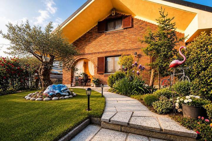 Location de vacances pour 6 personnes, avec Balcon ainsi que Jacuzzi et Jardin à Pianezza