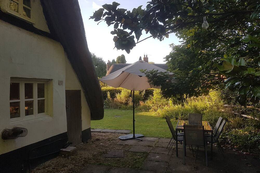 Charming  3 bed Thatched cottage in rural village near Stockbridge Winchester. in Hampshire