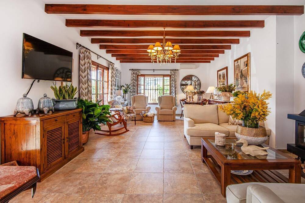 Atemberaubendes Haus in Esporles mit privatem Swimmingpool, der sowohl drinnen. in Esporles, Mallorca Westen