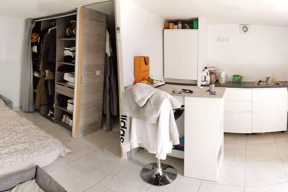 Entire apartment, Furnished 20 m2 independent studio in village house for rent by the week in Éguilles, Aix-en-Provence region