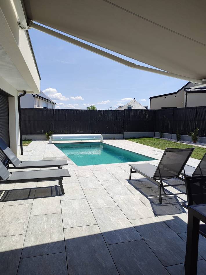 Maison de vacances pour 8 personnes, avec terrasse ainsi que jardin et piscine à Ambon