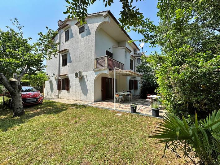 Ganze Wohnung, Apartment Srdoc - 270 m vom Meer, Gartenblick, Terrasse, Grill in Silo (Krk), Krk
