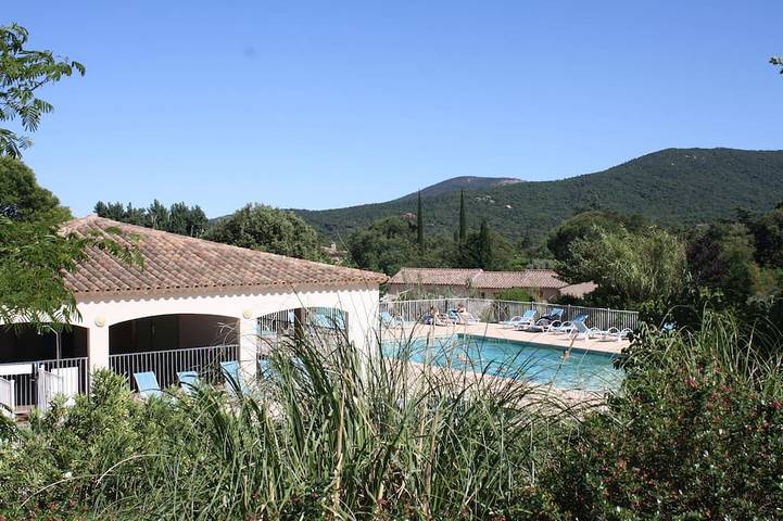 Appartement de vacances pour 7 personnes, avec balcon ainsi que jardin et piscine, animaux acceptés