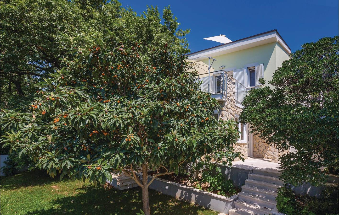 Urlaub am Meer: Geräumiges Apartment mit Terrasse und Parkplatz, 700 m vom Strand entfernt in Novi Vinodolski, Primorje-Gorski Kotar