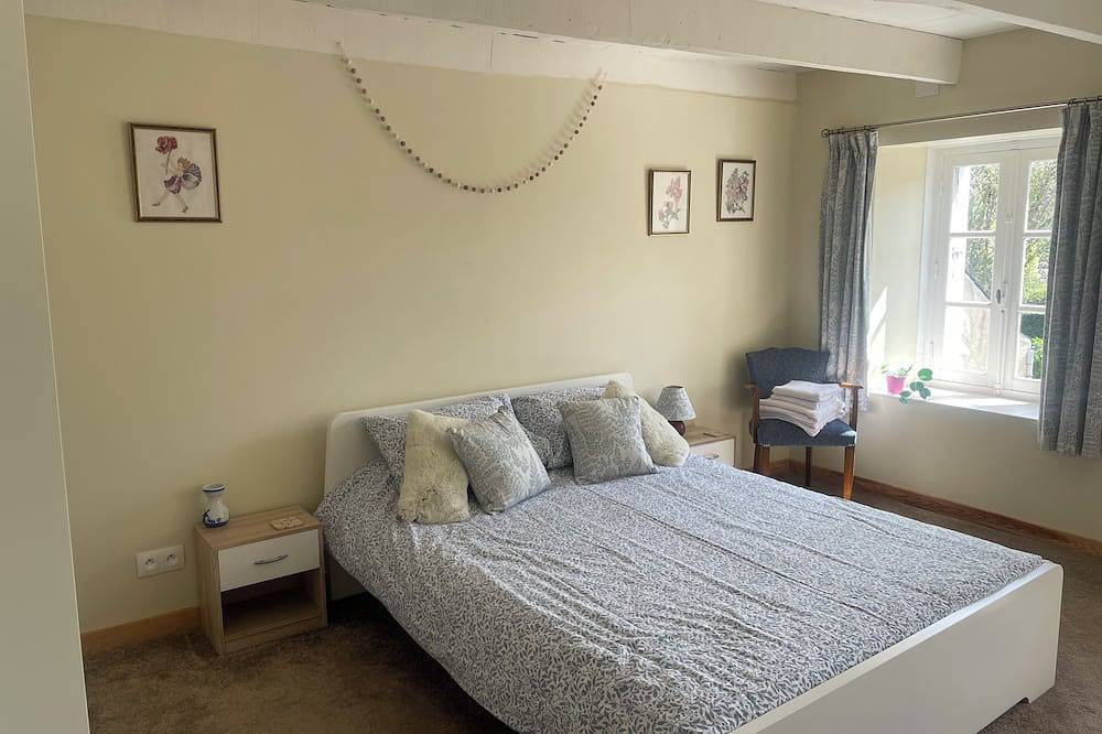 Large house over 3 floors in quiet village setting close to canal & country walk in Saint-Thois, Châteaulin und Umgebung