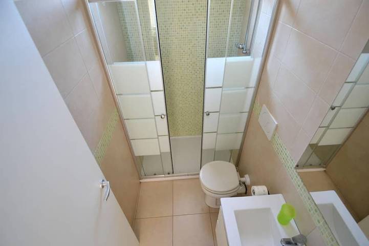 Appartement entier, Maison de vacances climatisée de deux pièces avec jardin et parking intérieur in Torre Dell'orso, Melendugno