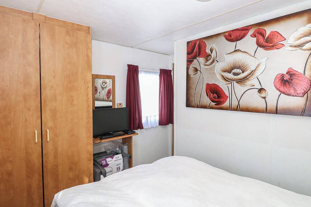 Whispering Meadows - 104, pet friendly, with a garden in Hemsby in Hemsby, Great Yarmouth