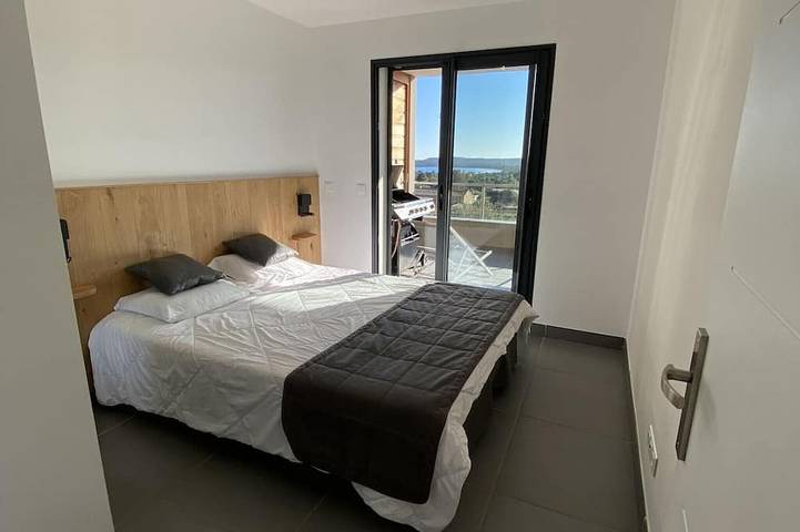 Location de vacances pour 4 personnes, avec terrasse ainsi que jacuzzi et piscine dans Plage de Pinarello - 2