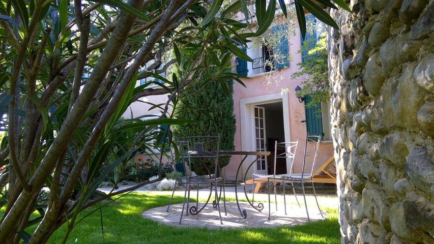 Gîte pour 2 personnes, avec jardin ainsi que piscine et vue, animaux acceptés à Buisson - 2