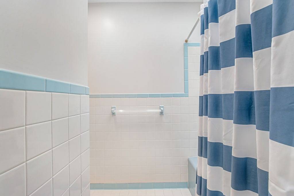 Dog-friendly town of Fenwick home with guest suite, Wifi, & elevator in Fenwick Island, Sussex County (Delaware)