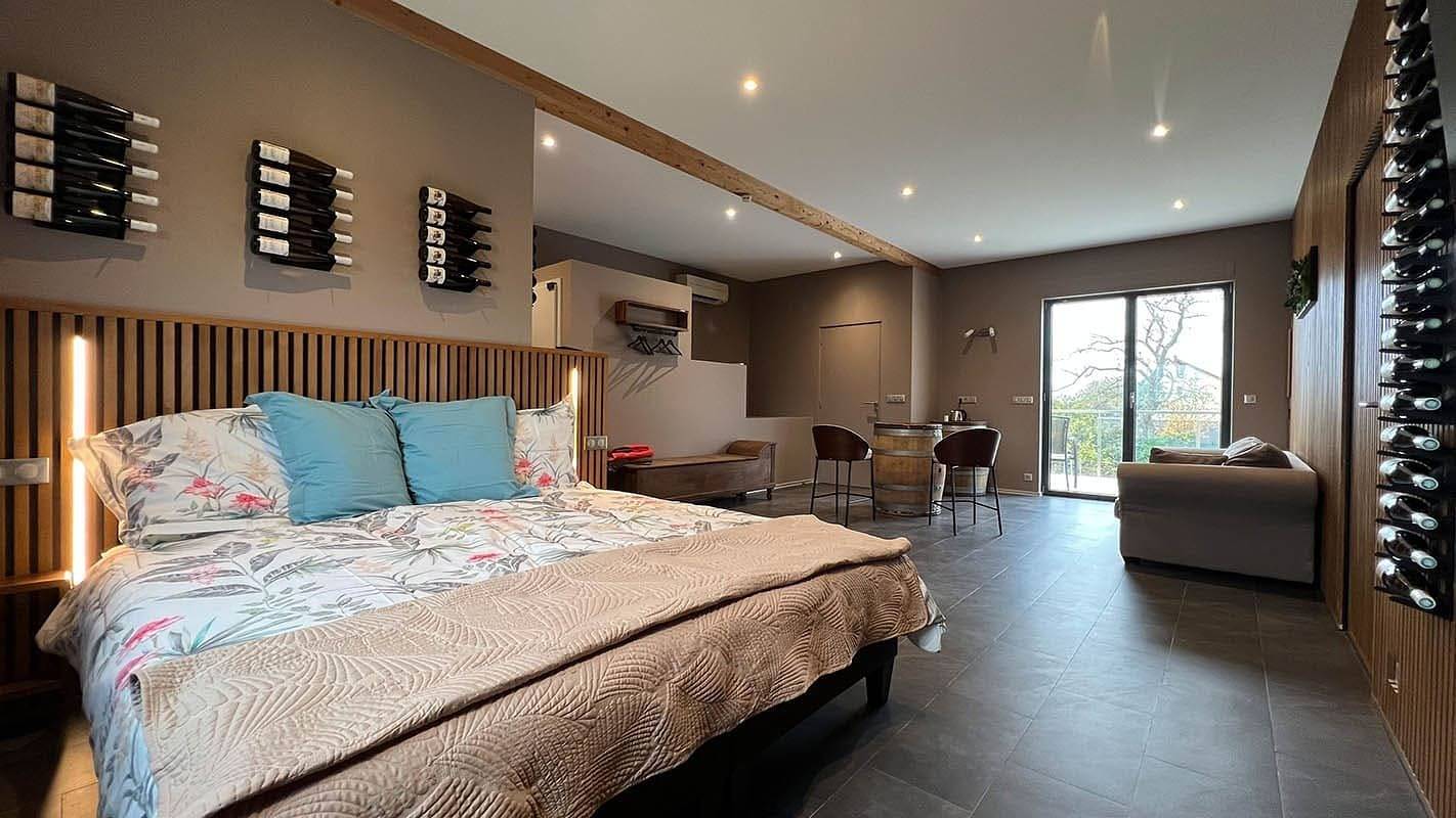 La chambre aux bouteilles du vigneron au Domaine Gueth - Suite premium "L'Inattendue" in Gueberschwihr, Parc naturel régional des Ballons des Vosges