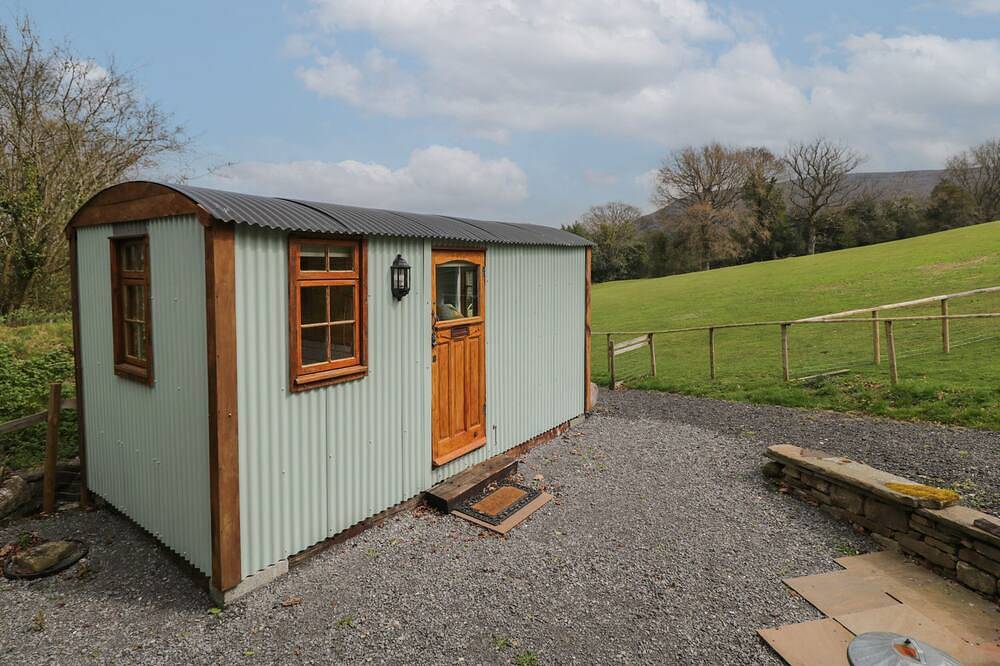 Rabbit Hill Hut, pet friendly, with a garden in Govilon in Brecon Beacons