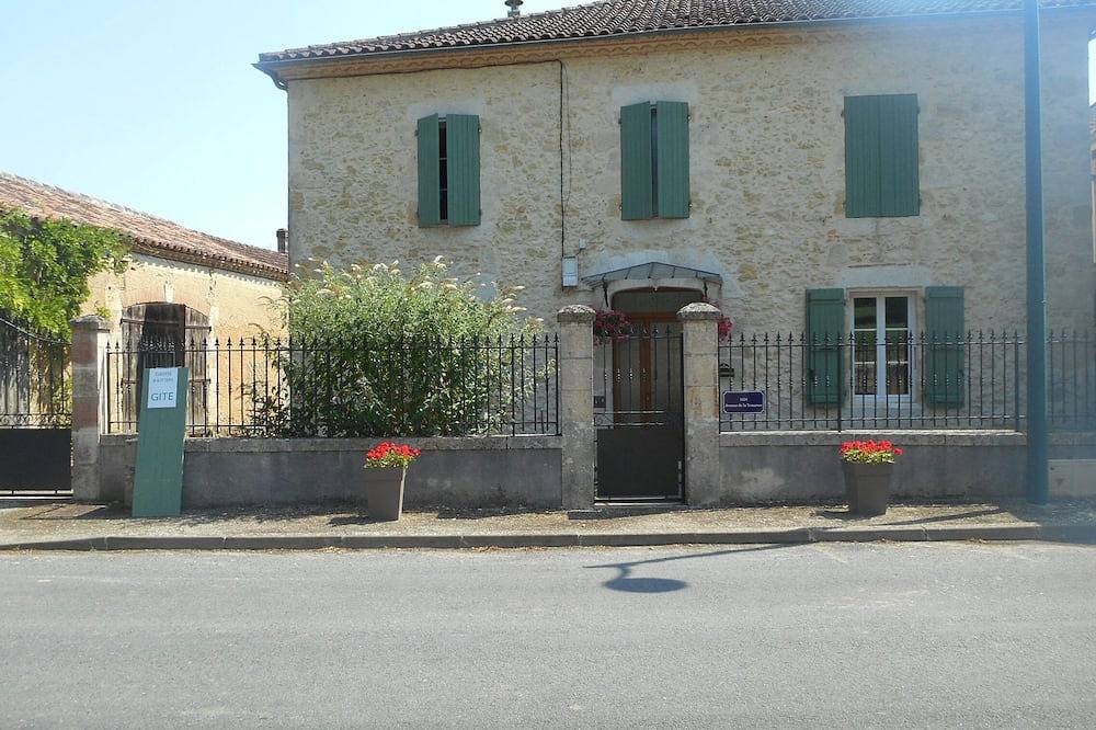 Green Shutters Gite In Sw France. Village Location. Heated Swimming Pool. in Castelnau-d'Auzan, Gers