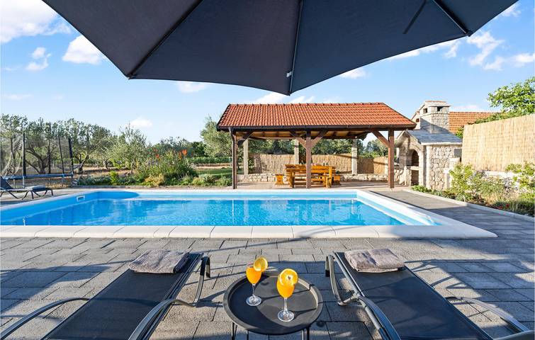 Modernes Apartment mit 2 Schlafzimmern und Pool in der Nähe des Flusses Krka und des Visovačko-Sees in Dalmatinisches Zagora