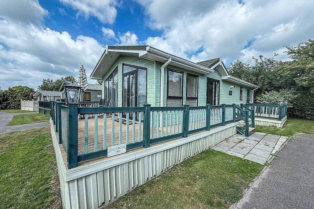 Beautiful 6 berth lodge at Cherry Tree Holiday Park ref 70002Tg in Burgh Castle, Great Yarmouth