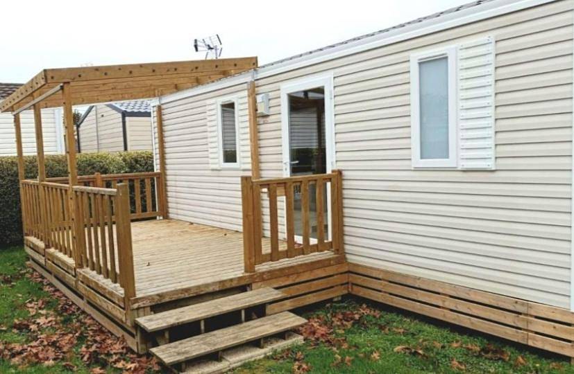 Mobilhome avec terrasse couverte à 800 m de la plage in Saint-Cast-le-Guildo, Région de Dinan
