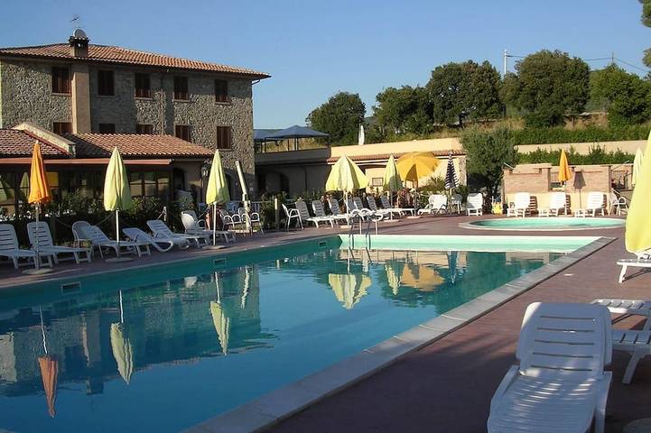 Agriturismo per 6 persone, con piscina per bambini e giardino nonché balcone e piscina in Santa Luce