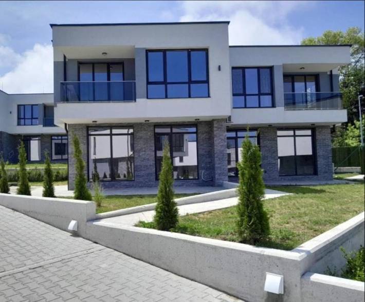 Ferienhaus für 7 Personen, mit Balkon und Terrasse sowie Garten und Seeblick