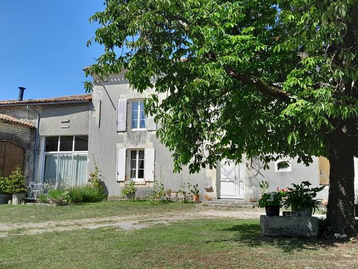 Maison d’hôte pour 2 personnes, avec Jacuzzi et Terrasse ainsi que Jardin et Vue à Saint-Cybardeaux