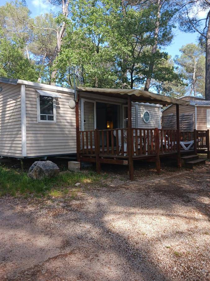 Camping pour 4 personnes, avec terrasse ainsi que piscine et jacuzzi
