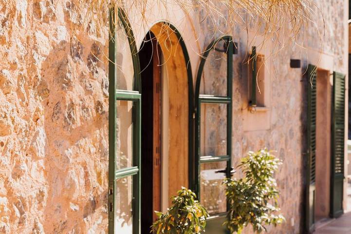 Stunning 4 bedroom Villa in Deià with salt walter pool, large garden & sea view in es Clot, Deià