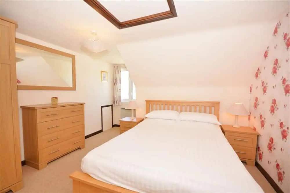 Entire apartment, Top Floor Apartment with Beach and Dune Access in Perranporth, Cornwall
