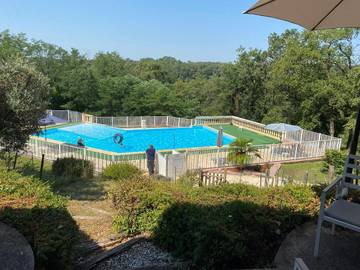 Gîte pour 11 personnes, avec vue ainsi que terrasse et piscine à Cublac