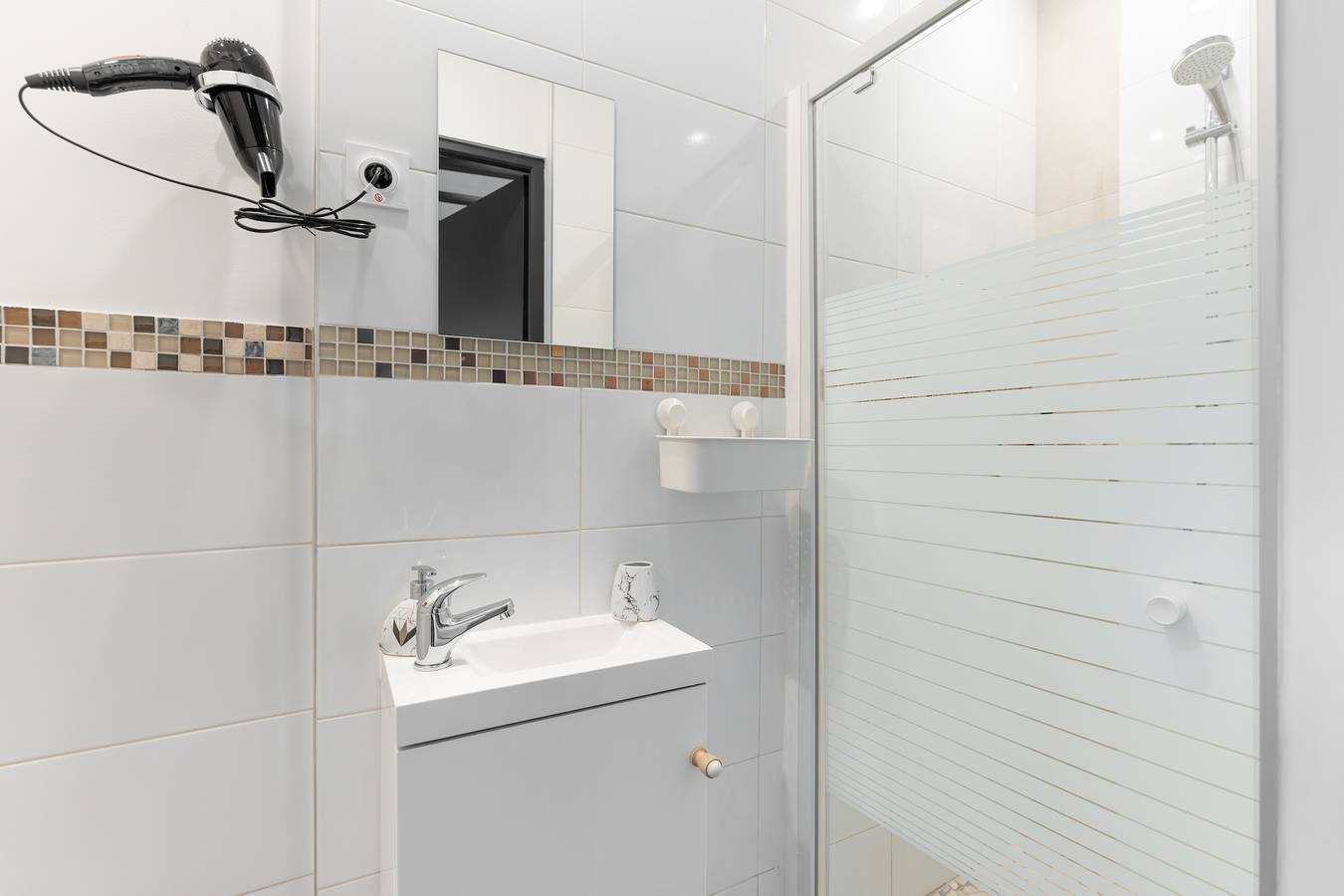 Geheel appartement, Le Petit Enclos - Appt climatisé, parking privé in Décines-Charpieu, Rhône