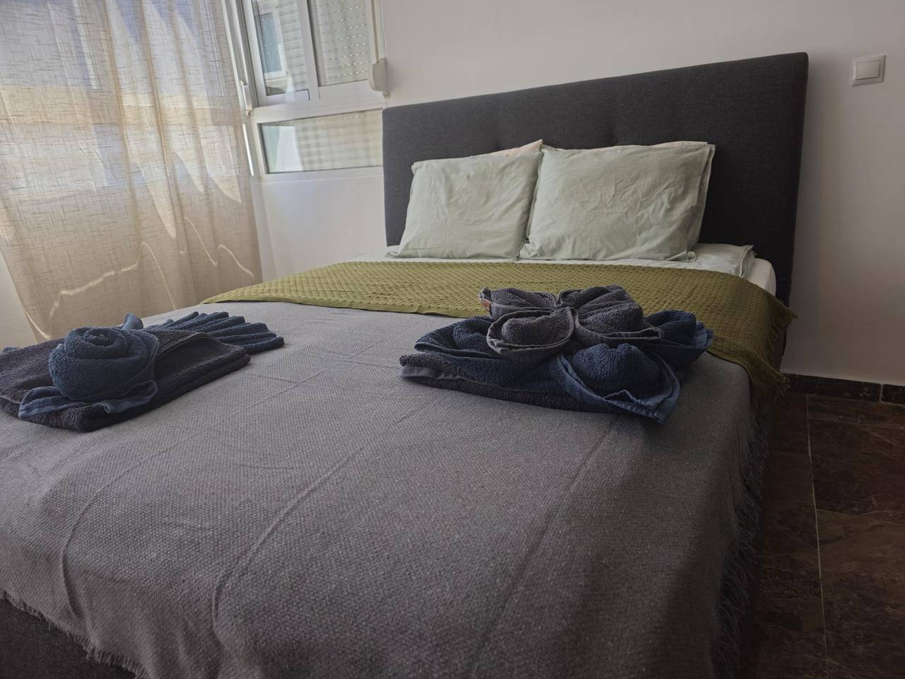 Entire vacation apartment, Tao City Center Apartment near Nogalera and train station in Torremolinos Centre, Torremolinos