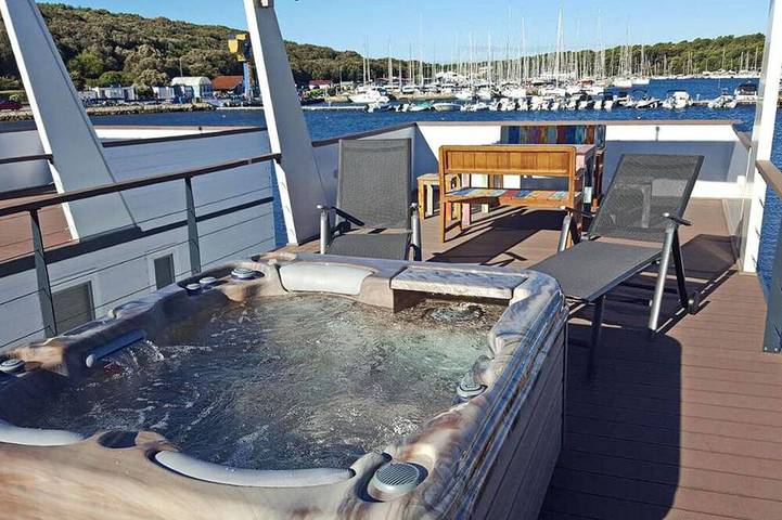 Hausboot für 4 Personen, mit Balkon und Whirlpool sowie Garten in Kroatien