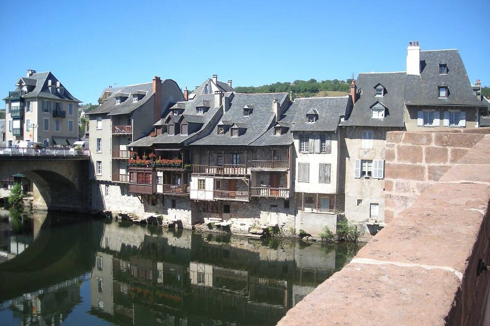 Entire apartment, Espalion, pleasant accommodation 5 people, heated swimming pool, ideal for families in Espalion, Aveyron