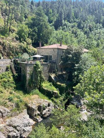 Gîte pour 14 personnes, avec jardin ainsi que vue et piscine, animaux acceptés à Saint-Sauveur-de-Montagut