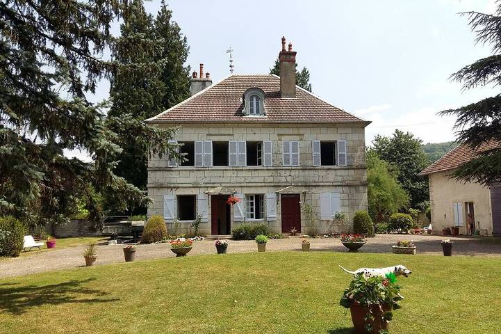 Location de vacances pour 10 personnes, avec Jacuzzi ainsi que Terrasse et Jardin à La Chapelle-sur-Furieuse