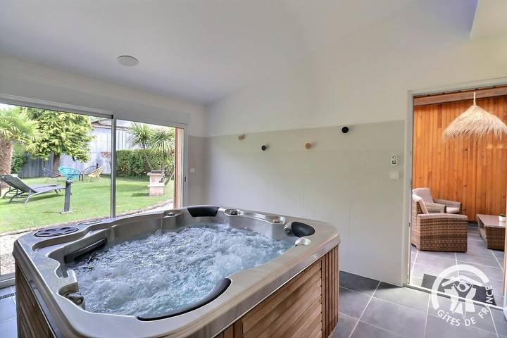 Gîte pour 5 personnes, avec terrasse et jacuzzi ainsi que sauna et jardin à Roz-Landrieux