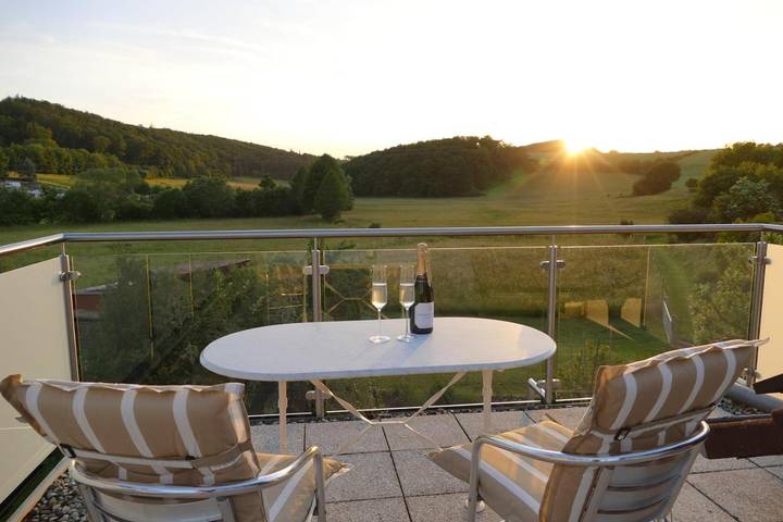 Ferienwohnung für 2 Personen, mit Balkon und Terrasse sowie Ausblick in Weilrod
