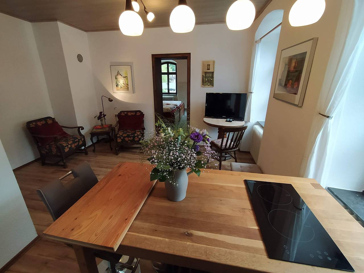 Ganze Wohnung, Ferienwohnung 'Sauerland Burgfenster' mit Bergblick, gemeinsamer Terrasse und Wlan in Lennestadt, Sauerland