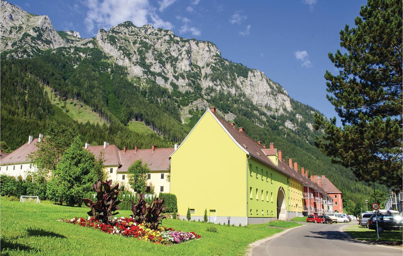 Ganze Ferienwohnung, Charmantes Apartment mit Terrasse, Parkplatz und WLAN, 1 km vom Strand entfernt in Eisenerz, Östliche Obersteiermark