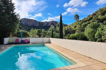 Gîte pour 4 personnes, avec terrasse ainsi que piscine et jardin, animaux acceptés à Caunes-Minervois