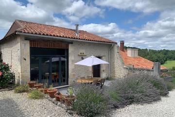 Gîte pour 4 personnes, avec piscine ainsi que terrasse et jardin, animaux acceptés à Juignac