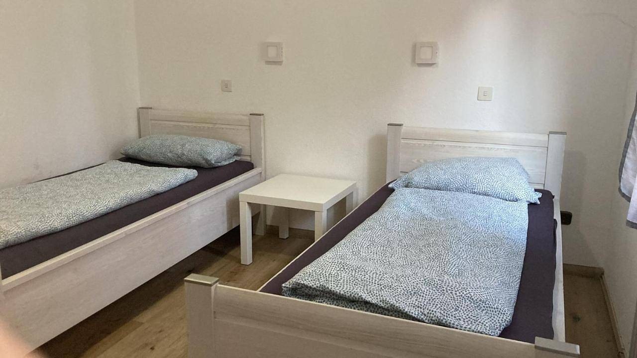 Single Room with Shared Shower and Toilet in Sennestadt, Bielefeld