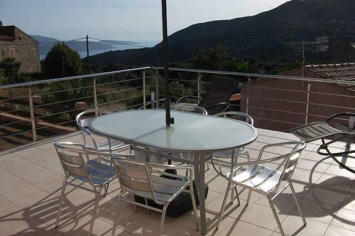 Location de vacances pour 6 personnes, avec terrasse et jardin à Coggia