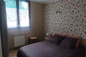 Gîte pour 4 personnes, avec piscine et jardin ainsi que terrasse et jacuzzi à Chatuzange-le-Goubet