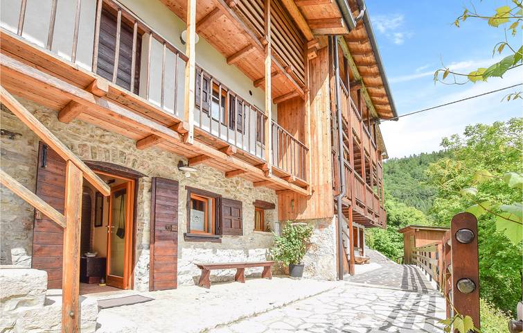 Ferienhaus für 8 Personen, mit Terrasse und Garten sowie Sauna in Lamon