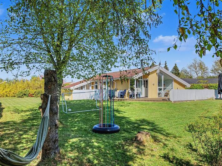 Ferieudlejning for 10 personer, med terrasse og sauna, husdyr tilladt i Hasmark Strand